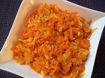 Surówka marchewkowo-jabłkowa z morelami