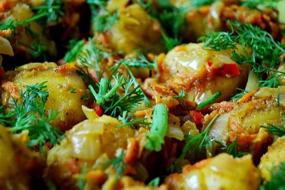 Pikantne ziemniaki z chili, cebulą i marchewką