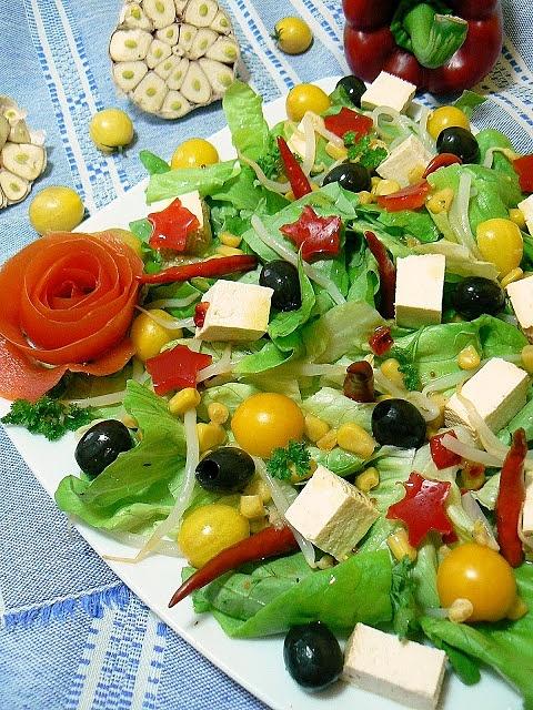 Sałatka z tofu i kukurydzą pod gwiazdami