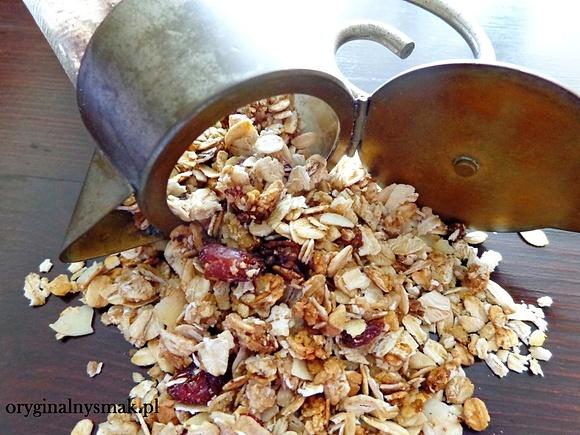 Granola z orzechami i suszonymi owocami na śniadanie