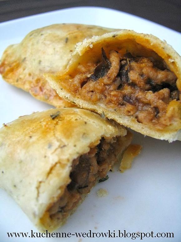 Empanadas z mięsem i czarną fasolą