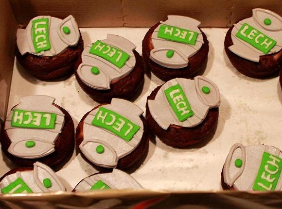 Babeczki z piwem Lech i lukrem na muffinkach