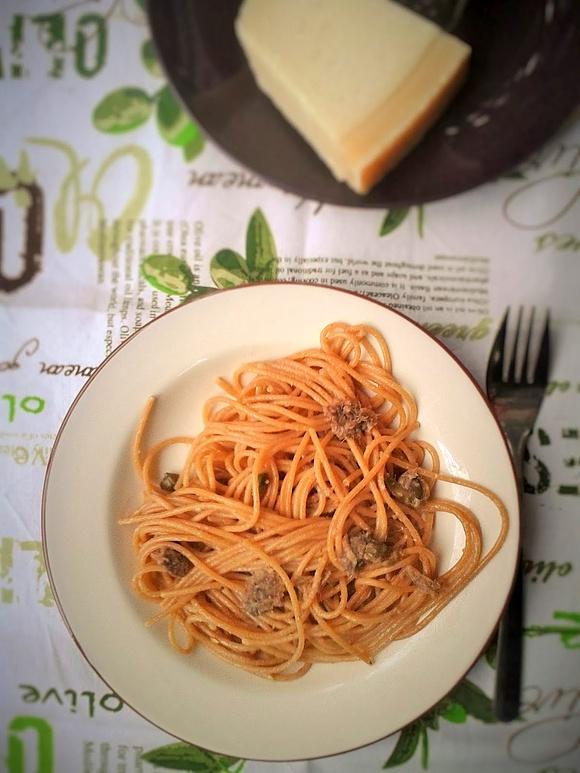 Makaron z anchois i kaparami