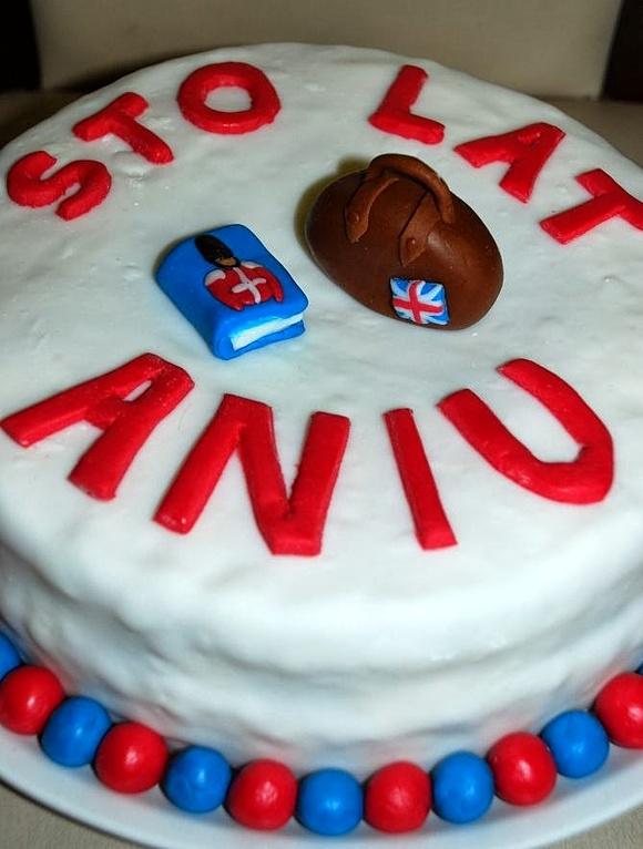 Tort emigrantki z frużeliną wiśniową i masą cukrową