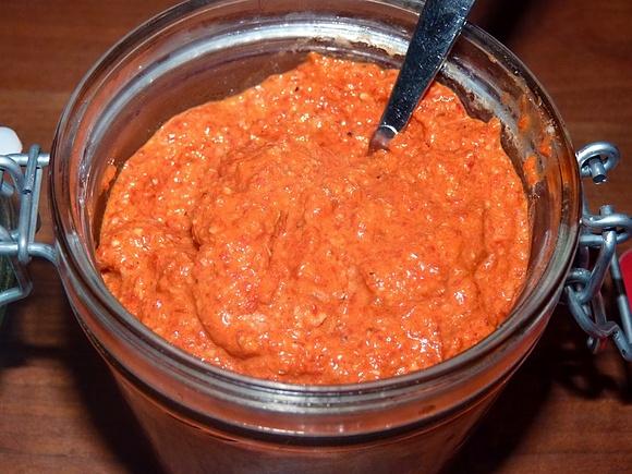 Pasta z czerwonej papryki i orzechów włoskich