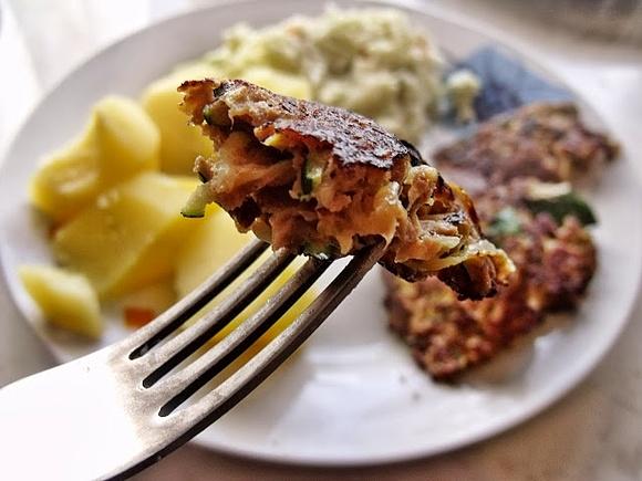 Rybne placuszki z tuńczyka i cukinii