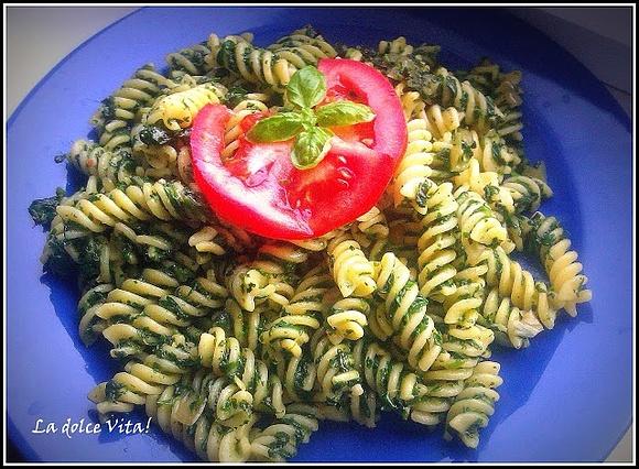 Makaron ze szpinakowym pesto – bazowa potrawa z szpinakiem i makaronem