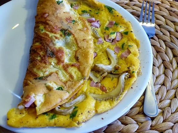 Omlet z boczniakami i boczkiem