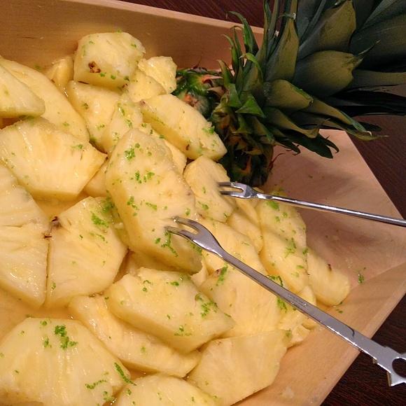 Ananas a'la mojito z limonką, miętą i rumem