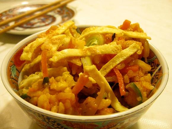 Bibimbap - koreańskie danie z ryżu i warzyw na gorąco