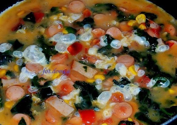 Omlet ze szpinakiem, kukurydzą i pomidorami