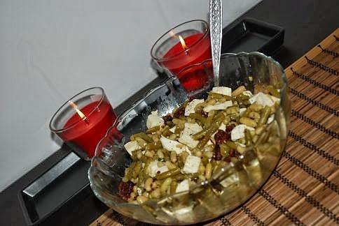 Pikantna sałatka z fasolki, mozzarelli i suszonych pomidorów