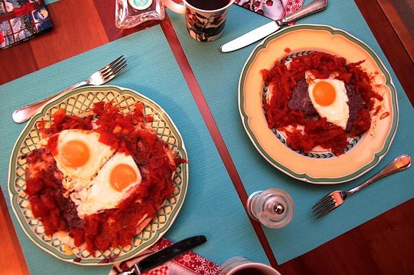 Huevos rancheros – meksykańskie śniadanie z jajek i tortilli