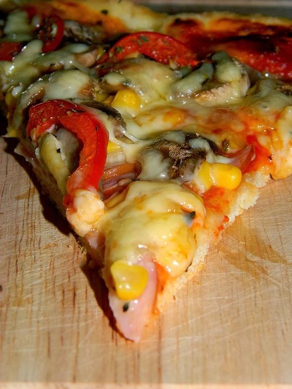 Familijna pizza na cienkim spodzie
