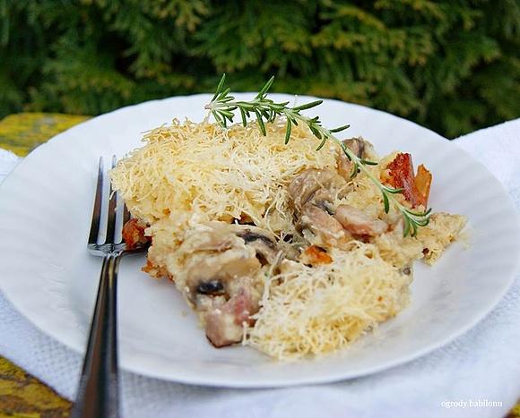 Zapiekanka z ciasta kadayif z pieczarkami boczkiem i rozmarynem