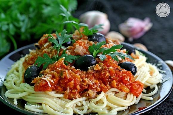 Spaghetti z pikantnym sosem pomidorowym i oliwkami