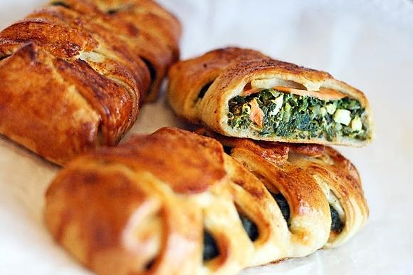 Stromboli faszerowane szpinakiem i wędzonym łososiem