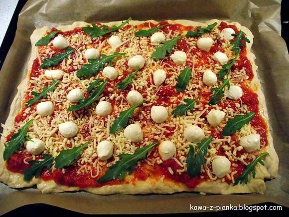 Pizza z kulkami mozzarelli i rukolą