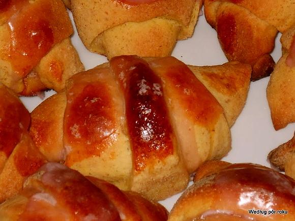 Drożdżowe rogaliki ze śliwkami i przyprawami