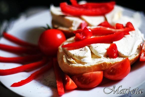 Kanapki z mozzarellą, pomidorami i papryką