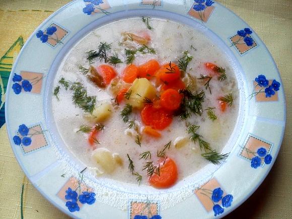 Zupa ogórkowa ze śmietaną