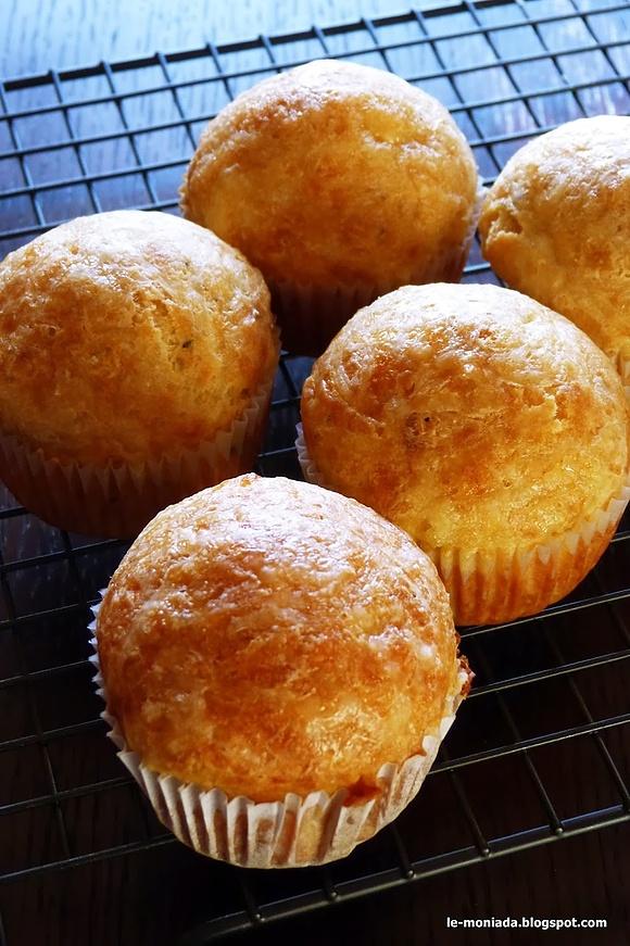 Muffiny z żółtym serem