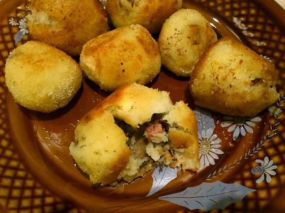 Ziemniaczane kuleńce z kiełbasą i pieczarkami