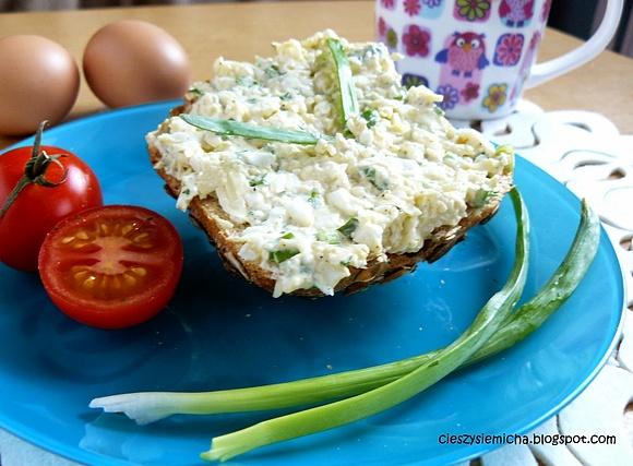 Pasta serowo-jajeczna z żółtym serem szczypiorkiem i pietruszką