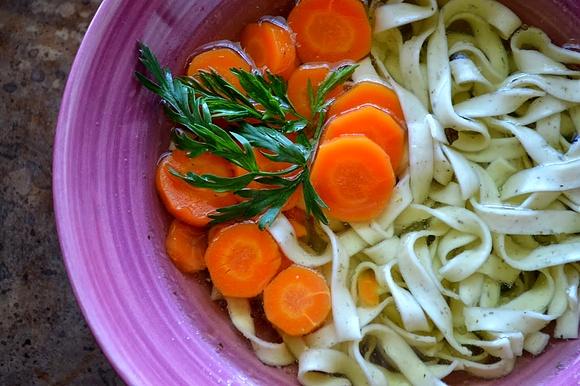 Rosół z kurczaka z bazyliowym fettuccine