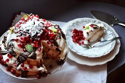 Zimowa pavlova z masą śmietanową i granatem