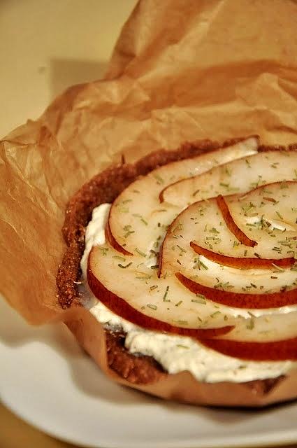 Gryczano-orzechowa tarta z waniliowym twarozkiem i gruszka