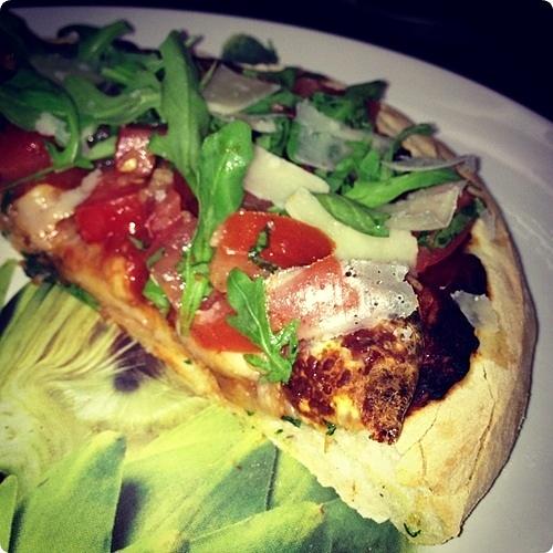 Pizza a`la bruschetta z orkiszowego ciasta domowa