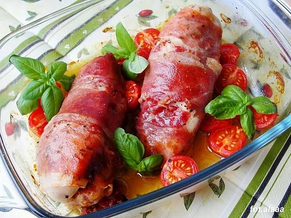Pierś z kurczaka z suszonymi pomidorami i prosciutto