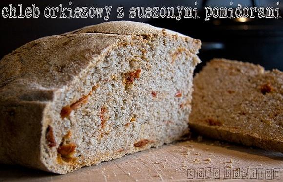 Chleb orkiszowy na drożdżach z suszonymi pomidorami i bazylią