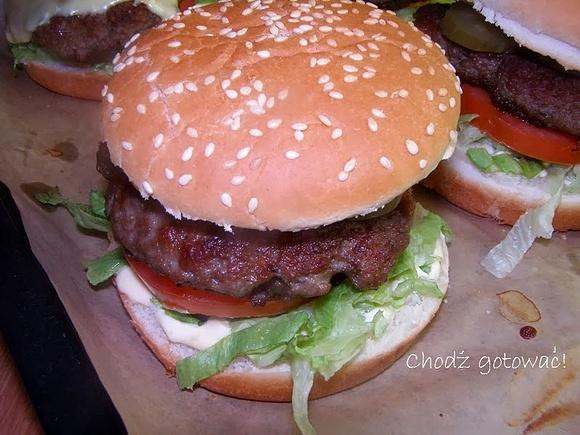 Burger z mięsem mielonym, sałatą, pomidorem i ogórkiem kiszonym