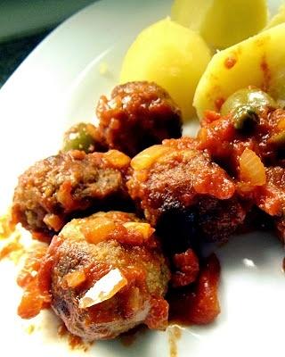 Klopsiki z zielonymi oliwkami duszone w pikantnym sosie pomidorowym