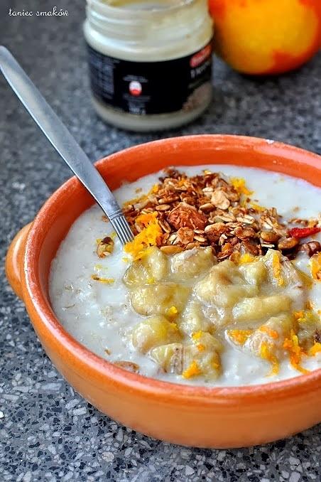 Banan w miodzie i tahini z owsianką