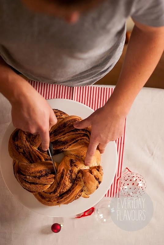 Cynamonowy wieniec drożdżowy z czekoladą