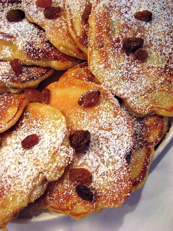 Placuszki drożdżowe z jabłkiem i rodzynkami