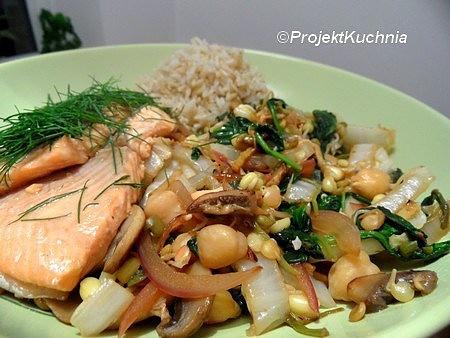 Łosoś z kiełkami stir-fry i warzywami