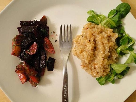 Cebulowe risotto z sałatką buraczano-ogórkową
