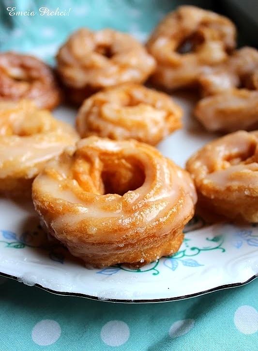 Pączki hiszpańskie zwane wiedeńskimi lub gniazdkami
