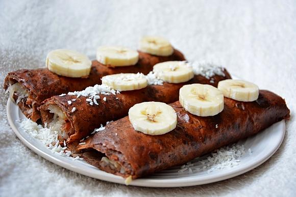 Grube czekoladowe naleśniki z bananem, gruszką i kokosową wiórką