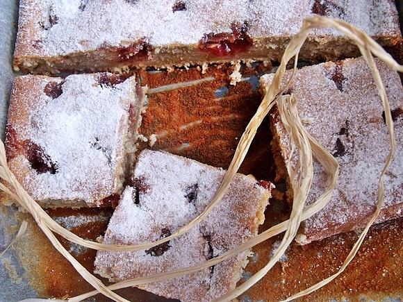 Maślankowy placek waniliowy z konfiturą malinową