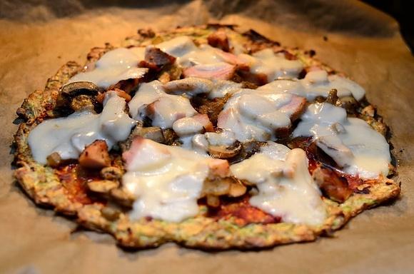 Pizza na cukiniowym spodzie
