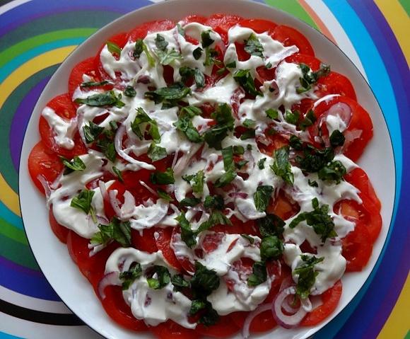 Sałatka z pomidorów i sera feta