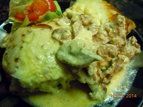 Naleśniki po chłopsku z sosem camembert