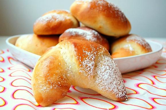 Drożdżowe rogaliki z dżemem z czarnej porzeczki