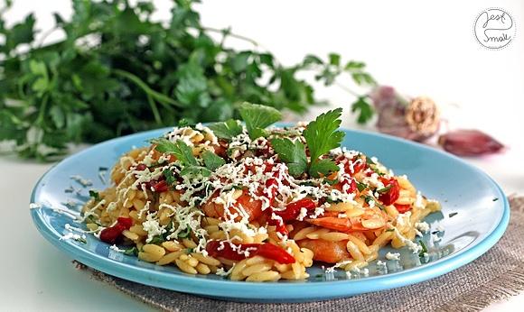 Krewetki z makaronem Orzo, naparem z Krocus Kozanis i serem feta