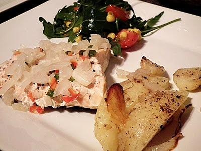 Łosoś z piekarnika z cebulą i chili